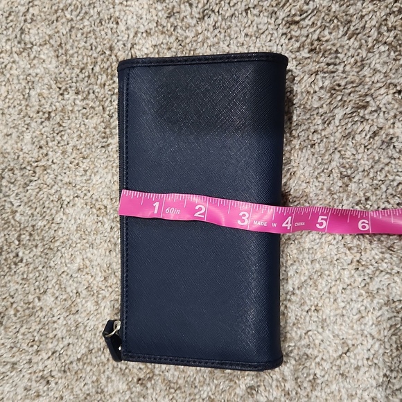 Like New Navy Tommy Hilfiger wallet - Picture 4 of 5